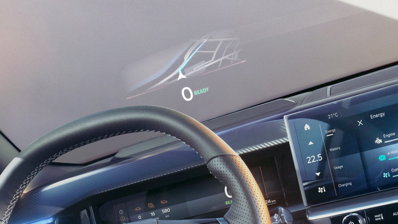 Vista ravvicinata del volante di nuovo Opel Grandland con interni neri, con sistema di navigazione visualizzato sul parabrezza
